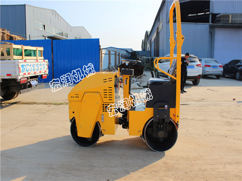 小型振動壓路機(jī)